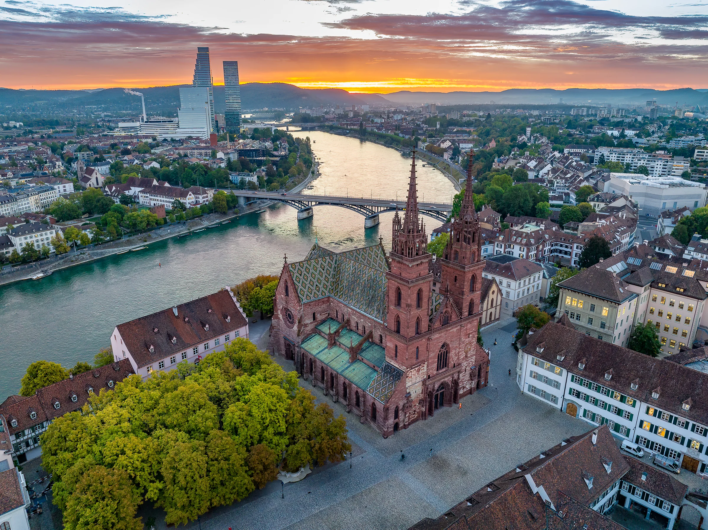 Luftaufnahme Basel Münster mit Rhein und Altstadt bei dramatischem Sonnenuntergang, Basel Schweiz