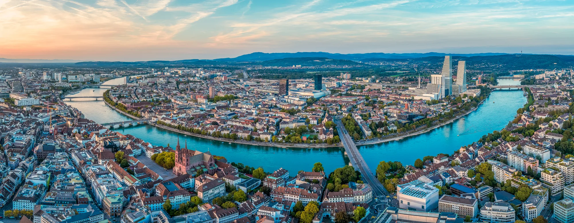 Luftaufnahme Basel mit Rhein, rotem Münster und Skyline bei Sonnenuntergang, Schweiz