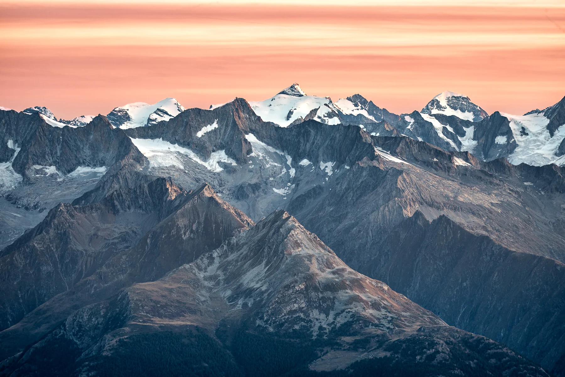 Majestätisches Alpenpanorama in Wallis mit schneebedeckten Gipfeln, Gletschern und goldener Sonnenuntergangsstimmung