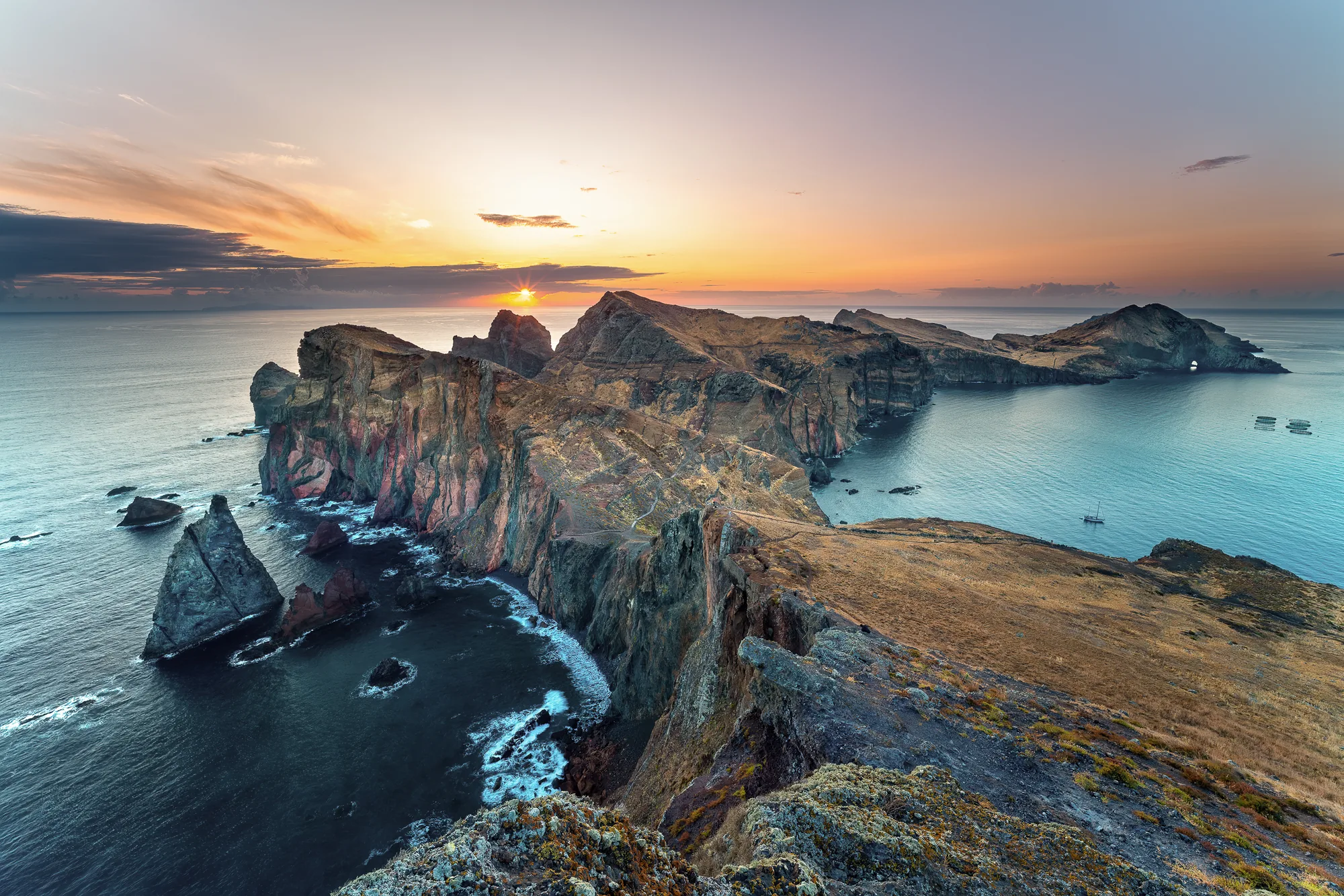 Dramatische Klippen der Ponta de São Lourenço bei Sonnenuntergang, Madeira Portugal, Atlantik