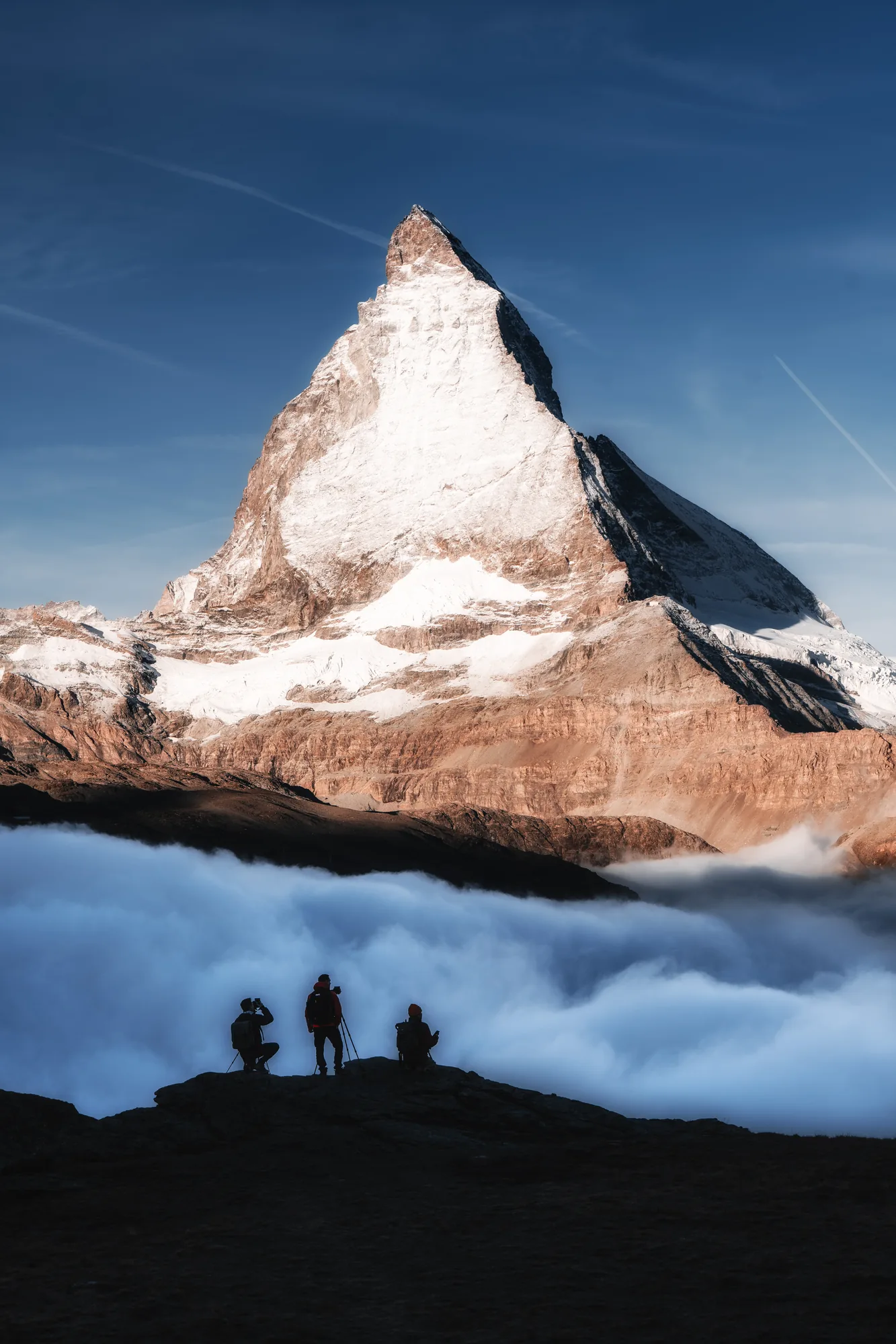 Drei Fotografen als Silhouette vor dem Matterhorn mit Nebelmeer, Zermatt Wallis Schweizer Alpen
