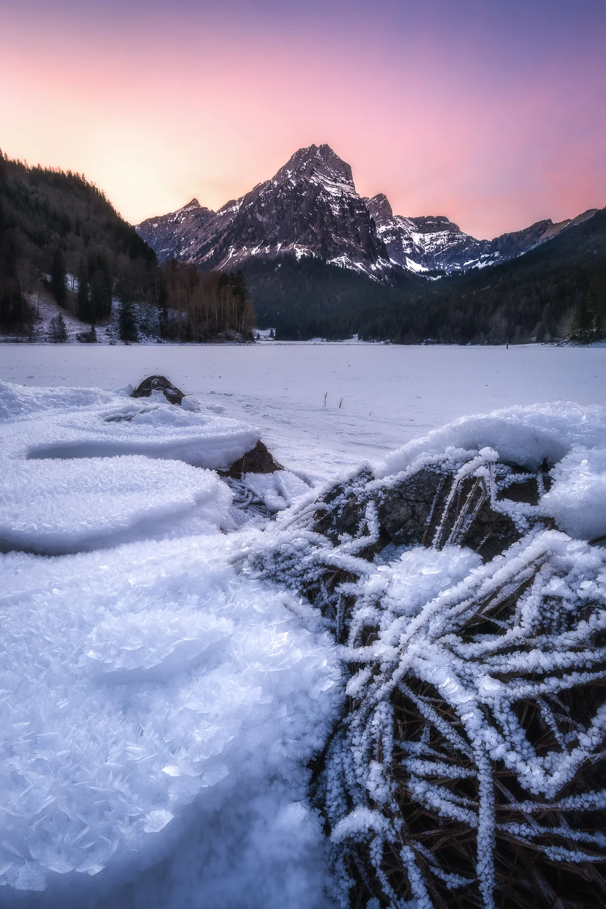 Gefrorener Obersee bei Näfels mit Glärnisch Gipfel im Abendrot, Eiskristalle im Vordergrund, Glarner Alpen Schweiz
