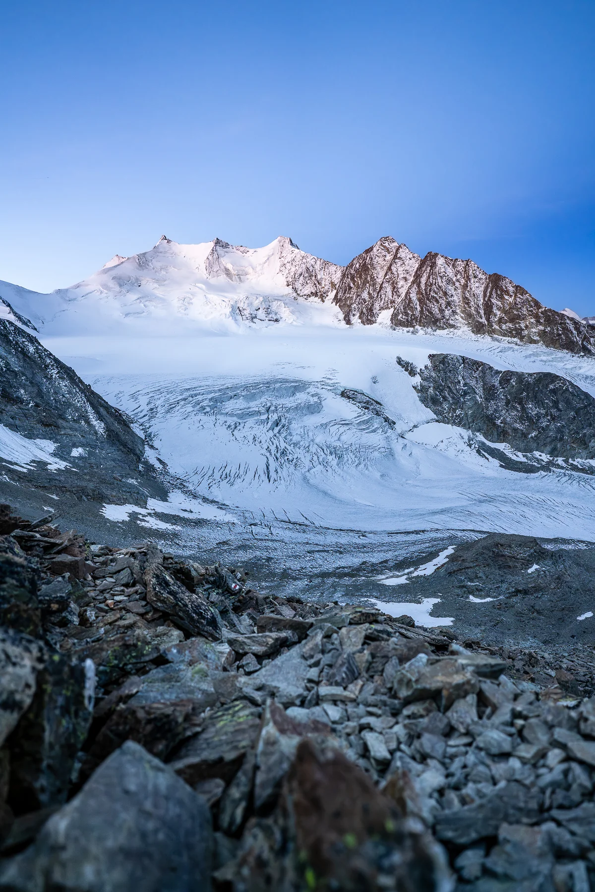 Riedgletscher mit Gletscherspalten und schneebedeckten Gipfeln im Morgenlicht, Riedgletscher, Wallis, Schweiz