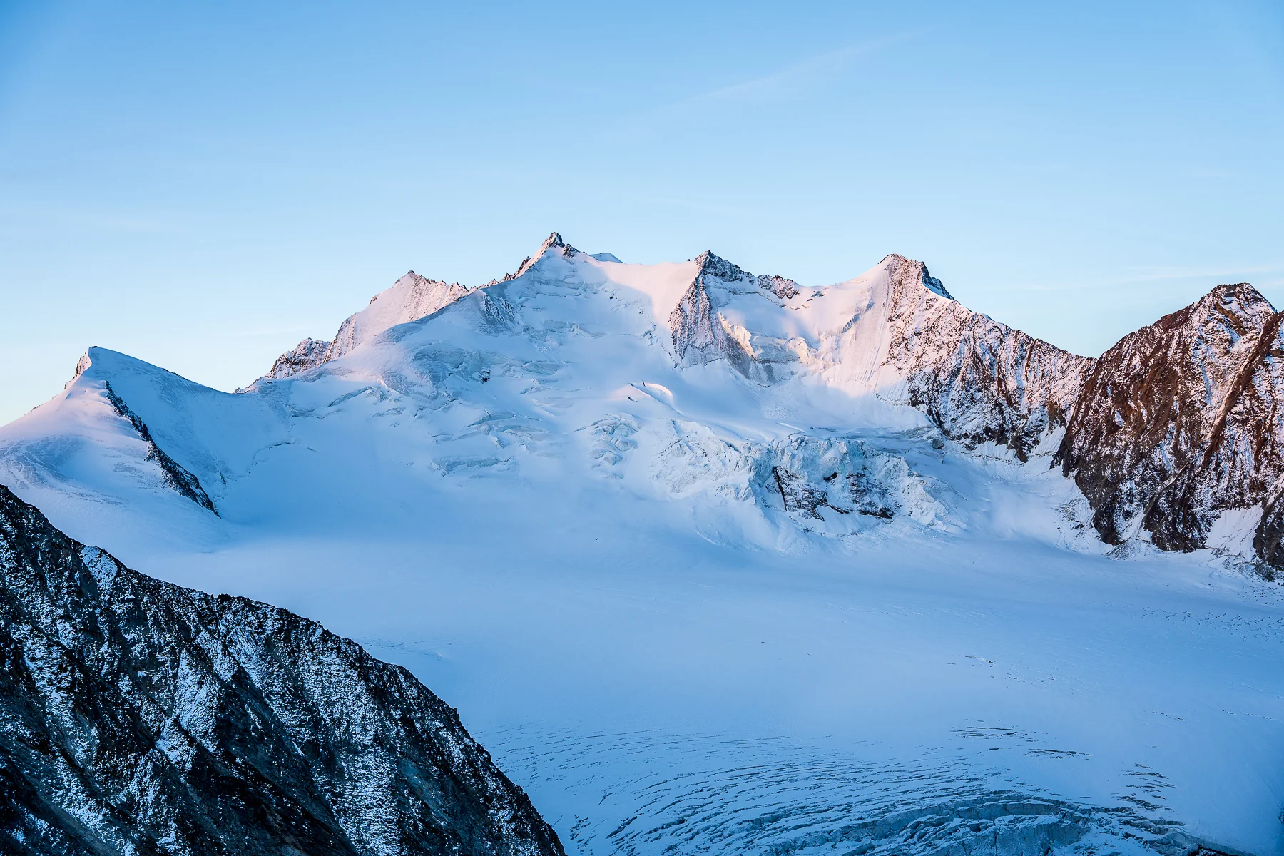 Riedgletscher von oben bei Sonnenaufgang, schneebedeckte Walliser Gipfel mit Gletscherspalten, Wallis Schweizer Alpen