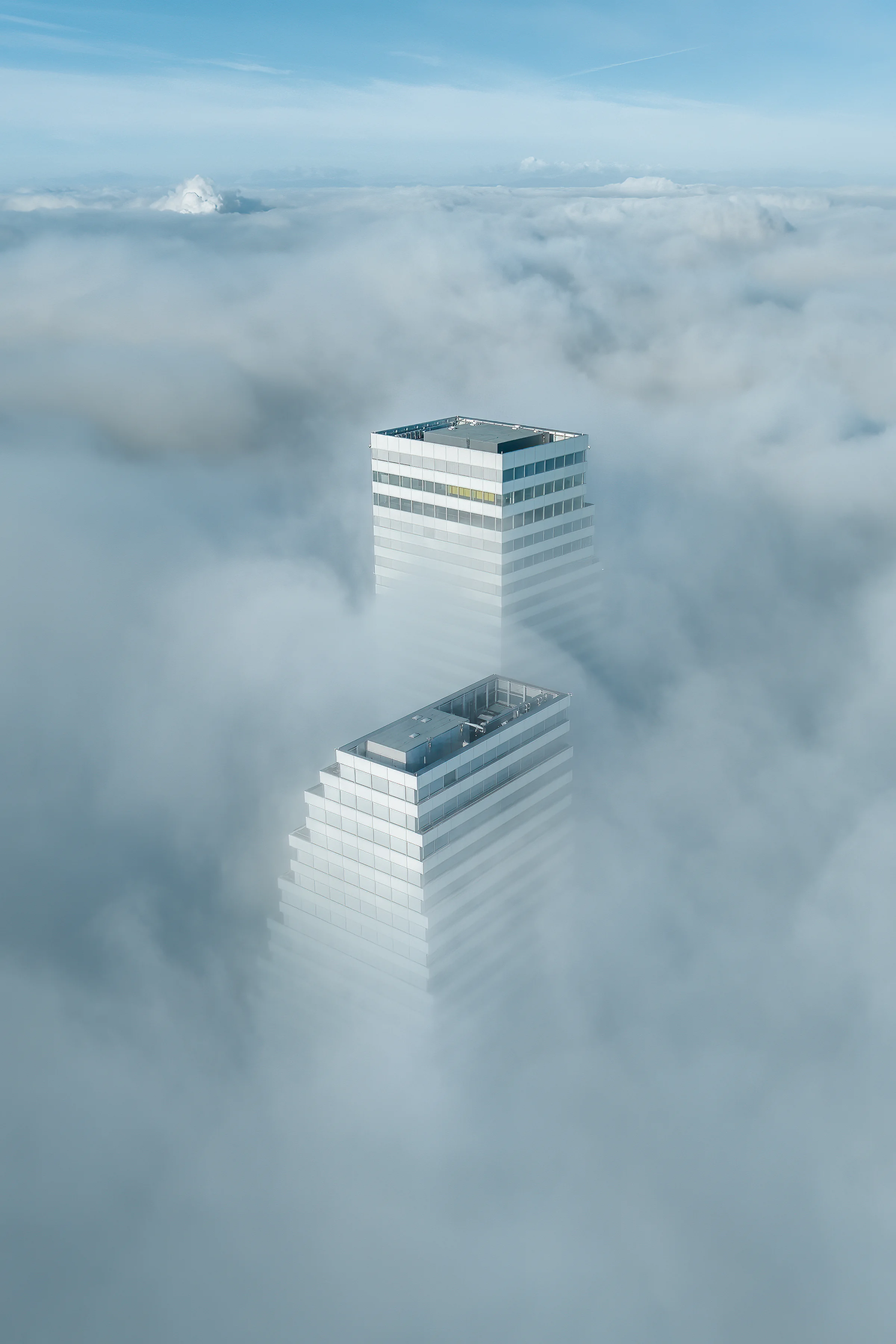 Roche Towers Basel ragen aus dichtem Wolkenmeer, Luftaufnahme Basel im Nebel