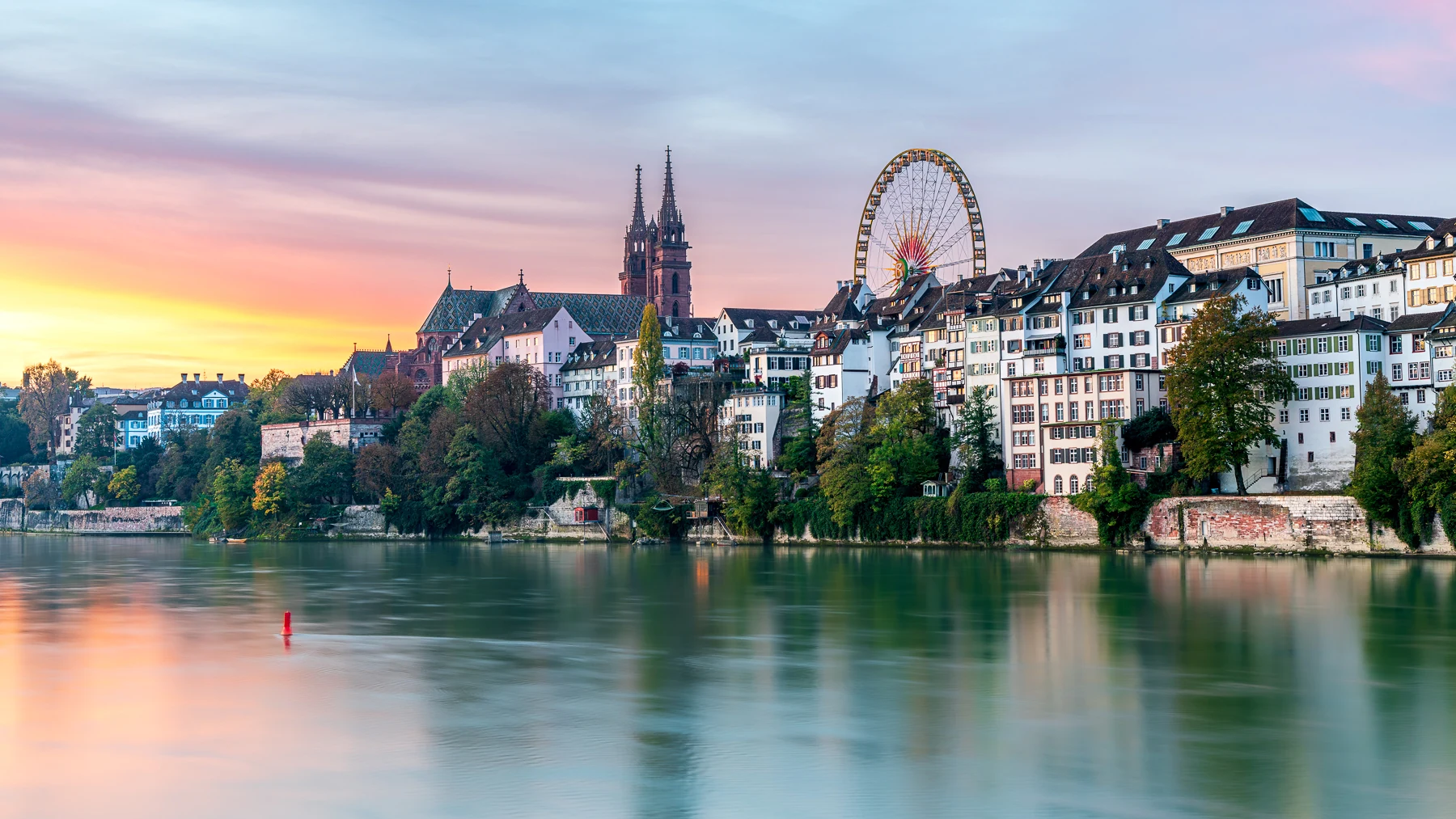 Basler Münster mit Rhein-Spiegelung und Riesenrad bei Sonnenuntergang — Langzeitbelichtung, Filterfotografie Workshop Basel