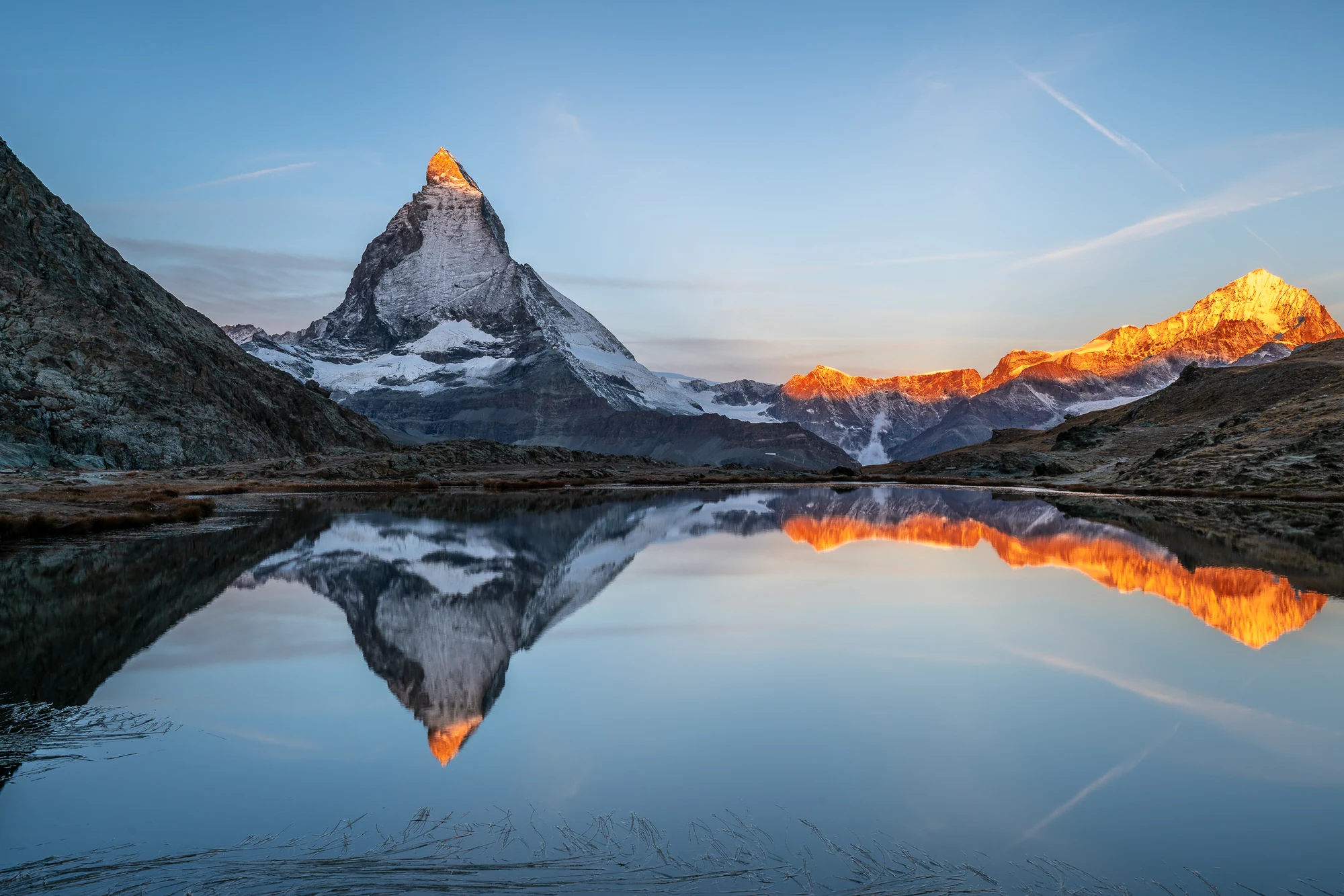 Matterhorn (4478m) bei Sonnenaufgang im Alpenglühen mit perfekter Spiegelung im Riffelsee, Zermatt Wallis Schweiz — Lightexplorers Matterhorn Fotoworkshop