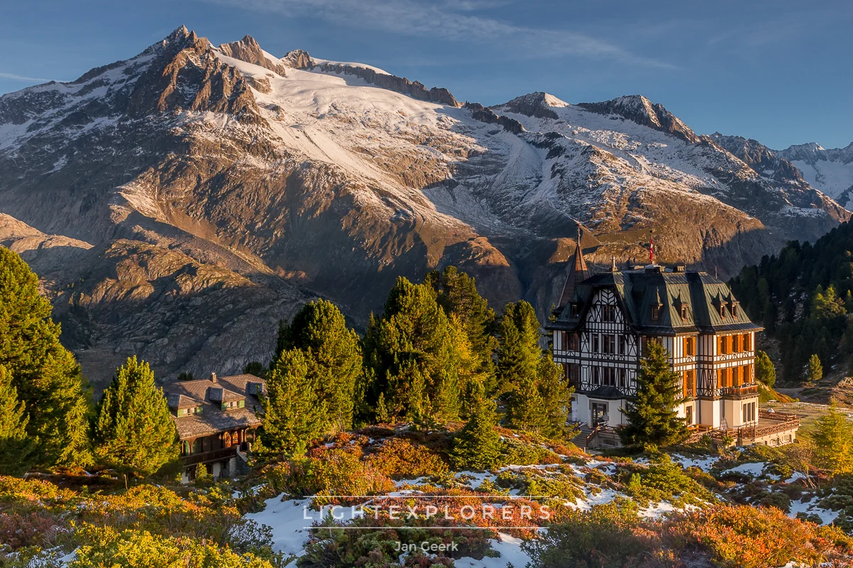 Historische Villa Cassel bei Belalp mit schneebedeckten Walliser Alpengipfeln im warmen Alpenglühen, Herbst — UNESCO Aletschregion Wallis, Lightexplorers Fotoworkshop